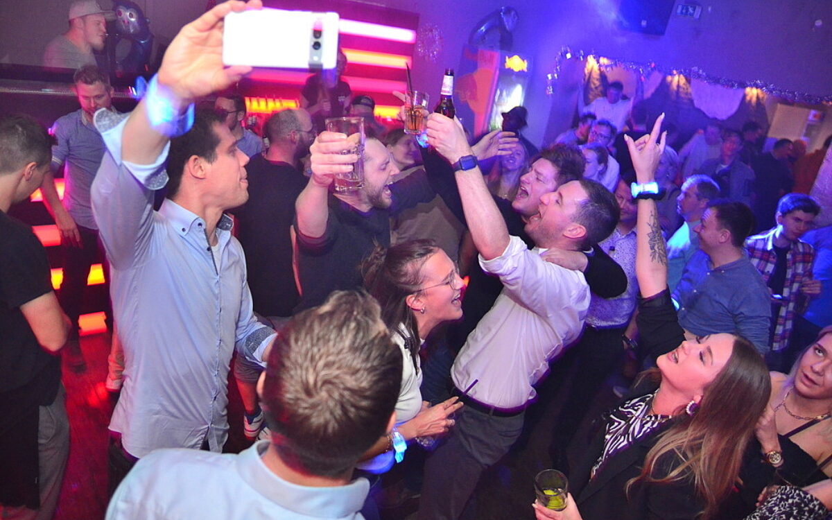 106,9 Radio Gong Dein Heimvorteil live aus… Radio Gong Würzburg